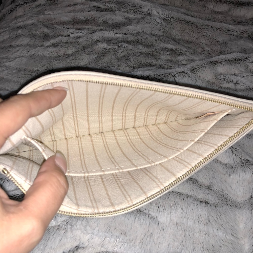 Authentic Louis Vuitton Neverful Pouch Damier Azur - Picture 5 of 8